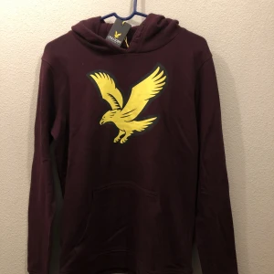 Ny Lyle & Scott luvtröja st 15-16 ( xs-m) - Ny med lappen kvar.  Lyle & Scott luvtröja med ficka på magen. Vinröd ( mörkröd) som small -medium. St 15/16 (170-176) Funkar lika bra till barn som vuxen.  Nypris 699:-  Unisex passar på mi. Dotter som är 173-174 cm och funkar.  Hur man vill ha den…