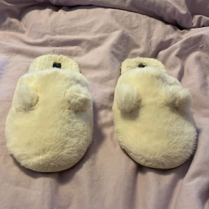 Fluffiga sköna tofflor  - Endast använda inomhus
