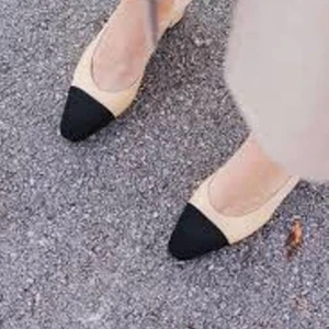 Zara beige svart skor - Zara stunning slip on shoes. Very popular model. They have some signs of wear. Size 38  Pick up available in Kungsholmen  Please check out my other items! :) 