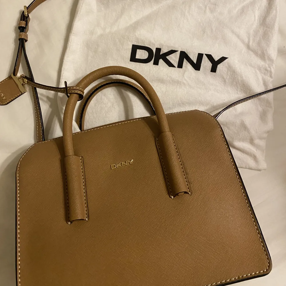 snygg äkta DKNY väska i perfekt skick! (nypris ca 2000kr) skriv för mer info/bilder <3. Väskor.