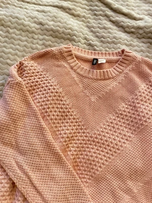 Stickad tröja, rosa  - Supersöt stickat tröja från h&m i nyskick ! Storlek Medium