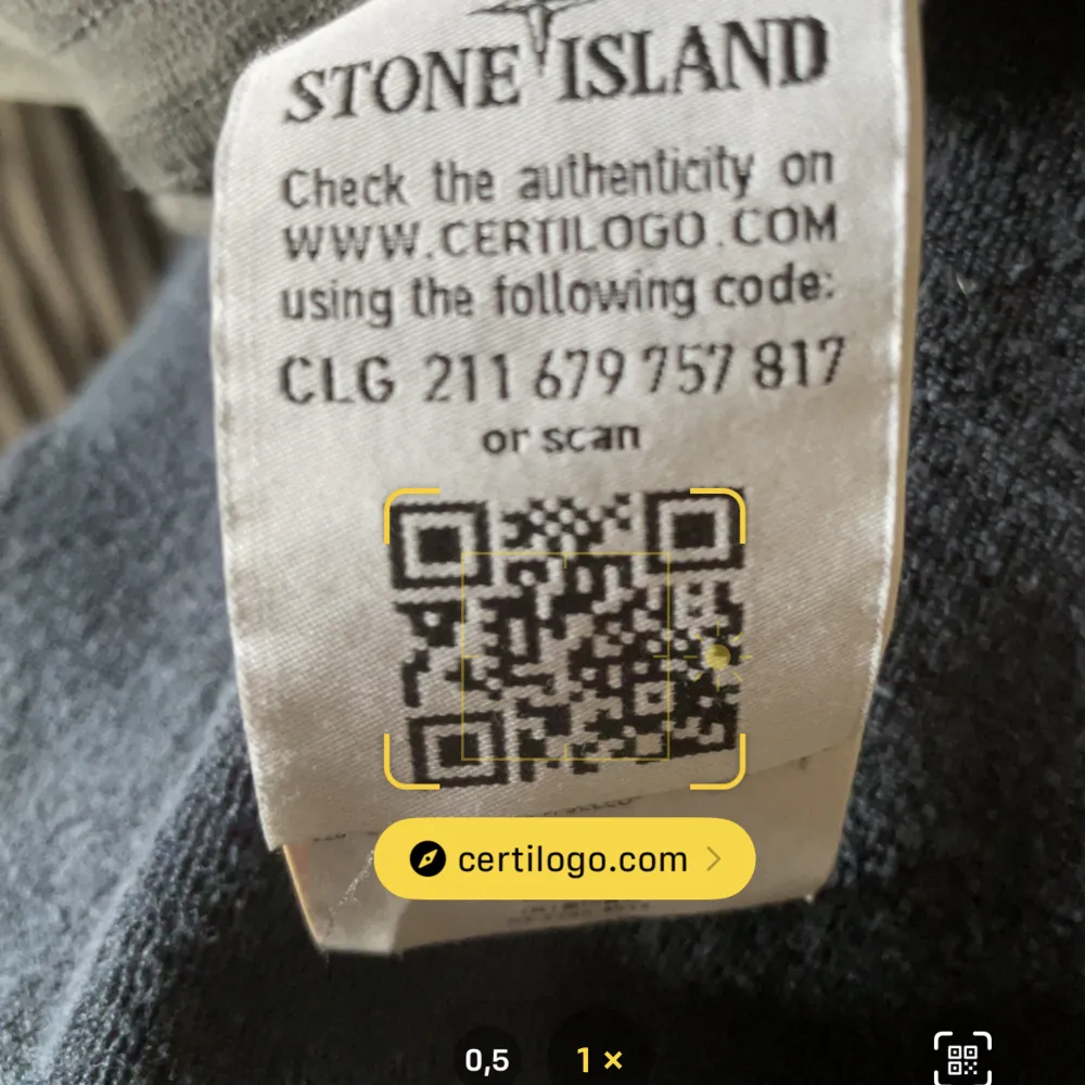 Tjena, säljer mina sköna Stone island byxor (äkta). Byxorna är i skick 6/10, dom är lite solblekta därför priset. Storlek S är TTS. Skriv om ni har frågor!. Jeans & Byxor.