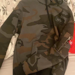 Alpha industries hoodie - Alpha industries hoodie. Storlek M Använd endast ett par fåtal gånger Pris diskuteras:)