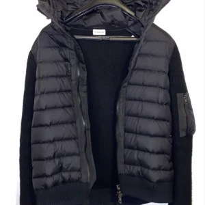 Moncler Cardigan - Hej, säljer min moncler cardigan som jag har använt ett fåtal gånger. Cond 9/10. Storlek XL men passar M. Finns qr scan som äktenhetsbevis🤝 Hör av er om ni har några frågor eller funderingar 