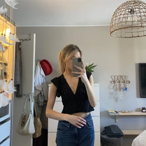 Topp - Svart topp från pull and bear med jättefina detaljer 