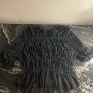 Blus - Jättefin topp jag knappt använt pågrund av att den var förlusten när jag köpte den, toppen är  genomskinlig vilket är väldigt snyggt! Hör av er vid frågor eller fler bilder 💓