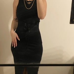 Klänning - Svart midiklänning med slits från Zara. Storlek XS men stretchig. 
