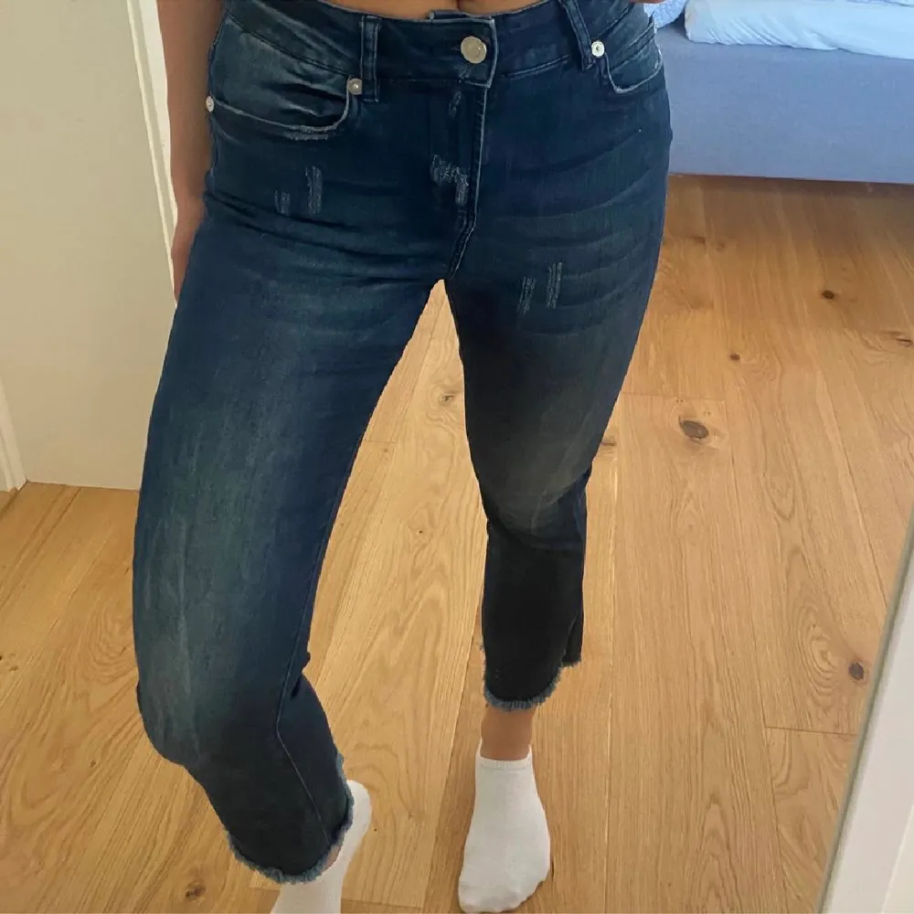 Blåa jeans i croppad modell från Two angels, strl xs. Knappt använda så fint skick! 💙. Jeans & Byxor.