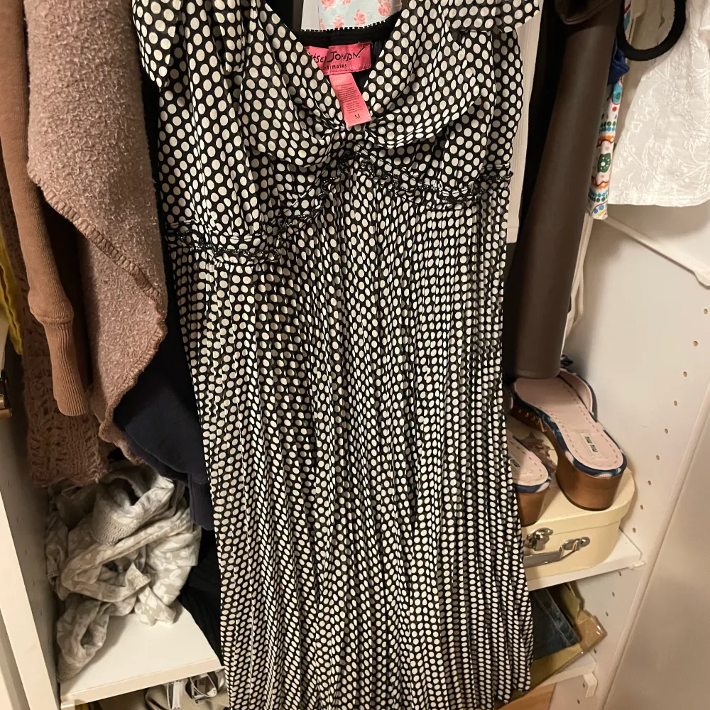 Slip dress från Betsey Johnson. Storlek M, svart med vita prickar. OBS!! FÖRSTA BILDEN ÄR INTE MIN! ❣️. Klänningar.