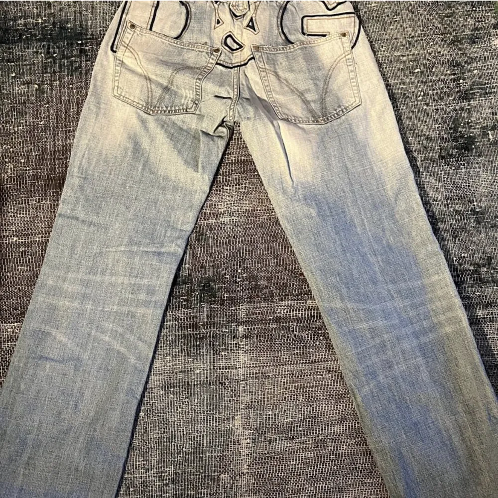 äkta dolce gabbana jeans (tyvärr lite för stora för mig, första bilden är inte min) innerben: 83cm midja: 40cm. Jeans & Byxor.