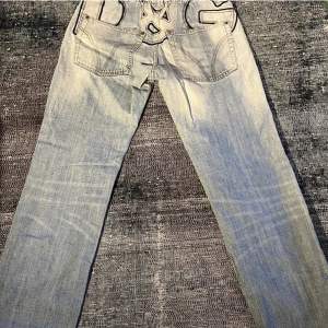 äkta dolce gabbana jeans (tyvärr lite för stora för mig, första bilden är inte min) innerben: 83cm midja: 40cm