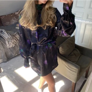 Superfin klänning - Superfin med lite asiatiskt tema, från zara. Strl XS, priset kan diskuteras 💕