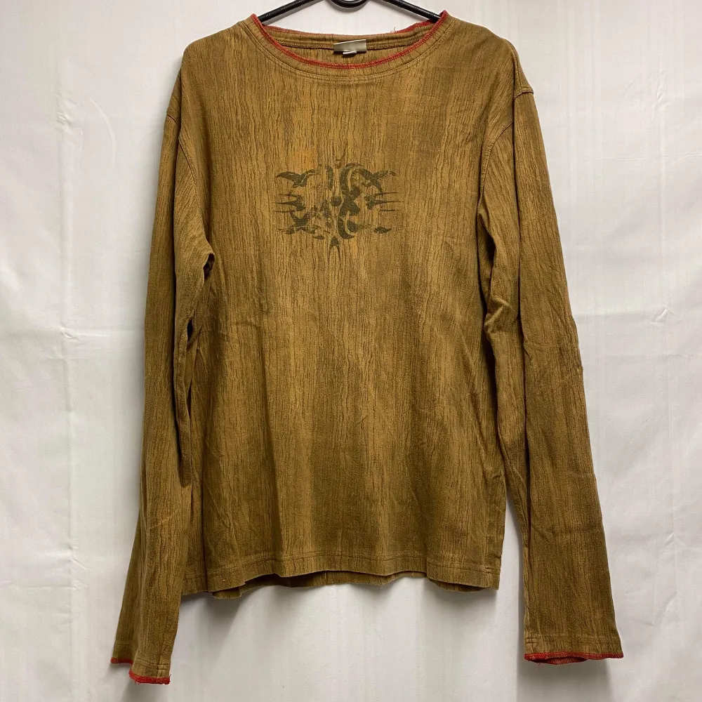 En svincool brun/grön tröja med tryck i mitten säljer då den är för stor för mig. Bra skick och skön tröja!. T-shirts.