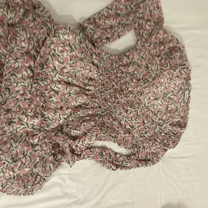 Zara volangklänning - Superfin klänning som jag nu säljer då den inte har kommit till användning. Den är bara använd en gång och är i bra skik❤️ frakten är  inkluderade i priset!