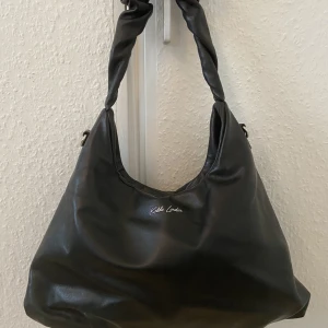 Väska  - Super fin väska, sparsamt använd, får plats med mkt 