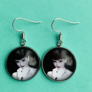 Audrey Hepburn örhängen ❤️ - Nickelfria krokar och fri frakt ❤️