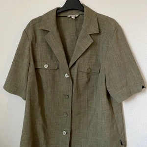 Militärgrön skjorta 🌿 - En skjorta som för mig (M) är ganska stor men brukar knyta den som i bild 2 för att styla den 🐉 Köpt från secondhand 2020 och använt max 4 ggr