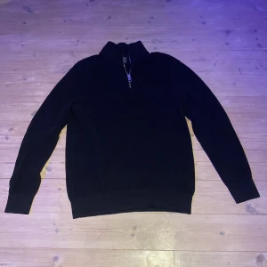 H&M halv zip tröja  - zip tröja från H&M inga fläckar den är använd men i bra skick. Storlek S Slim fit 250kr 