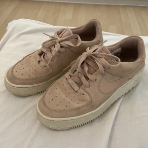 Air force 1  - Super snygga, mocka i ljusrosa, använda mycket men fortfarande fina 