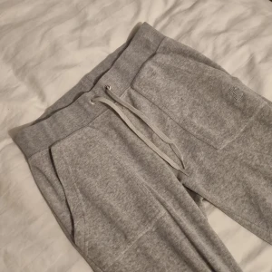 Juicy couture byxor - Grå juicy byxor i strl XS. I fint skick. Snöret är däremot utbytt då det vanliga snöret är borta. Köparen står för frakt.