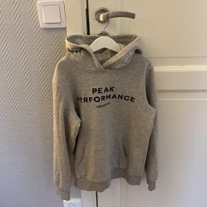 Peak performance hoodie - Använd nåra få gånger hoppas ngn vill köpa