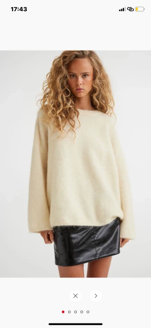 Stickad tröja från hm - Säljer denna sjukt fina stickade mohairtröjan i jättebra skick!!😍😍så fin att ha nu till våren och sommaren😍😍