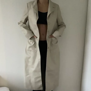Faux läder kappa - Faux leather kappa i beige från Urban outfitters. Använd en gång. Strl s.  Nypris: ca 1000 kr Säljer för: 400 kr