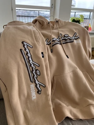 Hoodrich tracksuit XS (herr) - Superfint Hoodrich set = hoodie + byxor, beige (herr)  Endast använt ett par gånger. Mint condition.