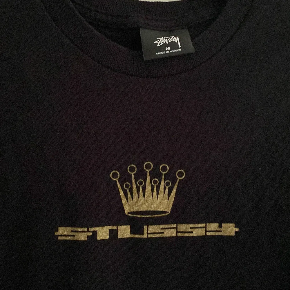 Riktigt snygg stussy t-shirt som jag nyss köpt med den var för liten i storleken. Står M på taggen men skulle säga att den passar S, är du intresserad men osäker på om den kommer passa kan jag skicka måtten!. T-shirts.