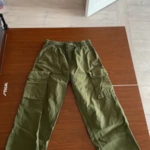 Cargobyxor från Molo - Gröna cargobyxor. Köpte dem till lillebrorsan men han tyckte inte om dem, så endast använt ett fåtal gånger. Storlek 164 cm, eller 14 years. Skriv om ni har frågor:)