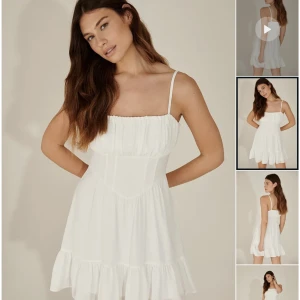 Vit klänning Na-kd - Säljer denna jättefina klänning från na-kd då den inte kommer till användning❤️Aldrig använd och har prislapp kvar!