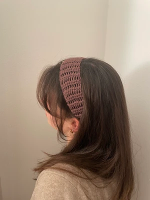 Hårband - Virkat hårband i brunt (FINNS OCKSÅ I SVART)☺️ Kolla min profil för fler färger💕Kan även göra massa andra färger på beställning! jag erbjuder GRATIS FRAKT i kuvert!🤗Just nu är det även gratis frakt på ”köp nu” funktionen så passa på för spårbar frakt💕💕 