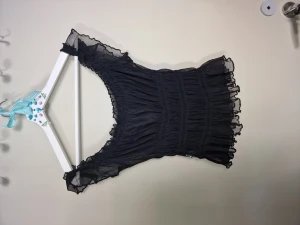 svart top - svart off-shoulder meshtopp 🫶 vädigt stretchig, ungefär strl S-M