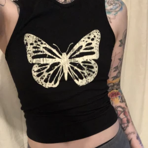 Linne med fjärill  - Oanvänt nytt linne 