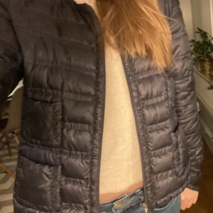 Snygg moncler jacka - Säljer min jätte snygga moncler jacka i nyskick. Passar mig som är 164. Lättdunn, marinblå. Säljer för att jag redan har 2 likadana i samma storlek. Nypris runt 7000 men säljer för 3000. 