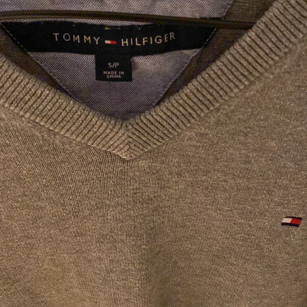 Säljer en stickad tröja från Tommy Hilfiger i väldigt bra skick. Tröjan är i storlek S. Skicka dm för frågor eller fler bilder.. Tröjor & Koftor.
