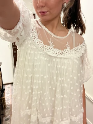 Bilder på klänningen från tidigare post!  - Hej har fått många frågor om bilder på klänningen, skriv här om ni fortfarande är intresserade ❤️!❤️ Köpt på Sellpy och okänt märke❤️