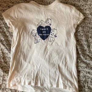 Babytee - En gullig baby tee från brandy Melville, säljer den då den inte kommer till andvändning. Nypris:220. Toppen skick