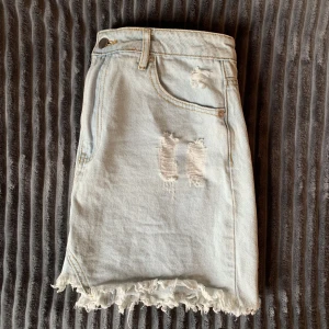 Jeanskjol Forever 21 - Snygg jeanskjol från Forever 21 i ljus tvätt med slitningar🫶🏼  Använd fåtal gånger så i fint skick!
