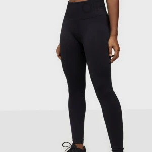 Aimn träningstight oanvända - Oanvända seamless tights från aimn. Köpt för ett år sedan men blivit liggandes pga för liten storlek. Sista bilden (blå färg) visar bra hur tightsen ser ut. Nypris 699:-