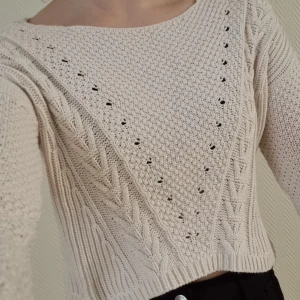 Vit stickad tröja  - Kort vit stickad topp från forever 21. Använt men fint skick. Säljes pga garderobsrensning. 
