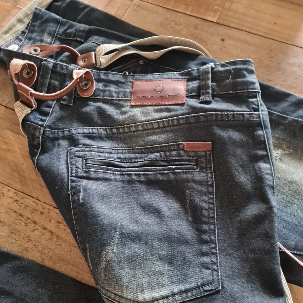 Superfina jeans ZOE från Circle of trust, med hängslen. Jeansen kan bäras både baggy och tighta. Fint skick. Nypris 1.395.. Jeans & Byxor.
