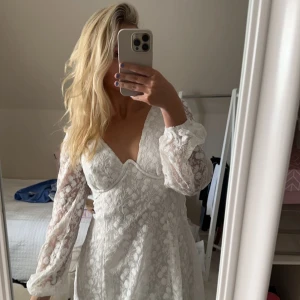 Vit klänning - Säljer denna slutsålda klänningen från Gina i storlek 36 för bra pris💗 säljer då jag köpte i 2 olika storlekar! Perfekt som studentklänning😍