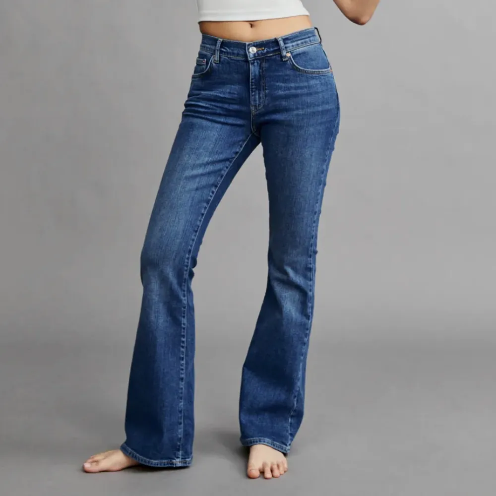 Säljer dom här jättefina jeansen!! Dom är lite ljusare i verkligheten än på bilden💕Använd typ 3 ggr Passar mig perfekt som är 171cm💕. Jeans & Byxor.