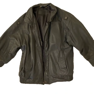 grå läderjacka - Jättefin oversized läderjacka i mörkgrå färg, storlek L. Köpt secondhand utomlands för 500 kr och i väldigt bra skick! Skriv om du har fler frågor, köparen står för frakt :) 