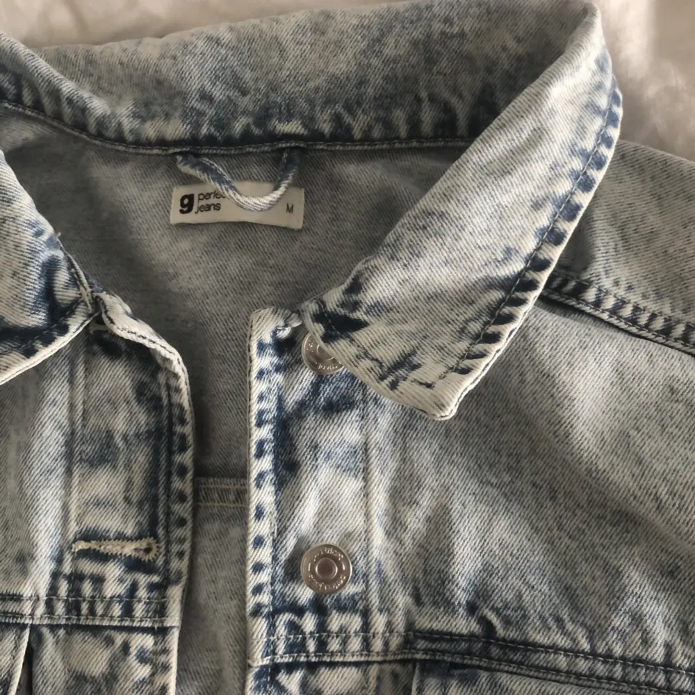 Säljer denna blåa jeansjackan från Gina Tricot. Nypris 500 kr, fint skick knappt använd 💕 Skriv till mig om du är intresserad eller har frågor💖. Jackor.