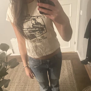 T-shirt brandy melville - Så snygg tshirt från brandy! Knappast använd, köpte för ca 250 på hemsidan! Lite skrynklig på bilden, frakt tillkommer!! 💕💕