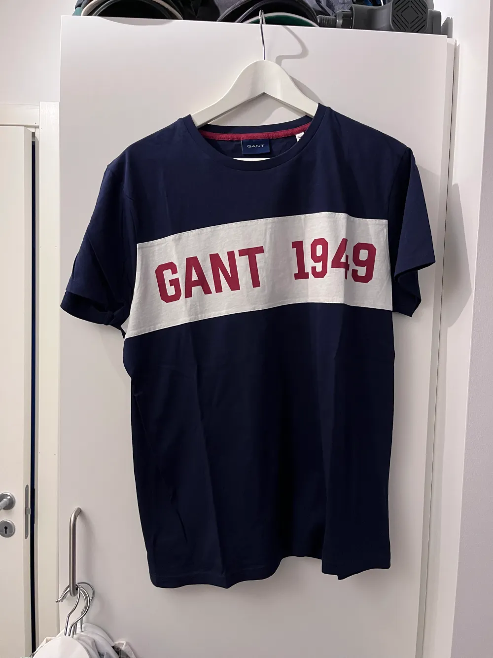 T-shirt från Gant. Mycket fint skick, knappt använd🌻 Storlek medium👕. T-shirts.