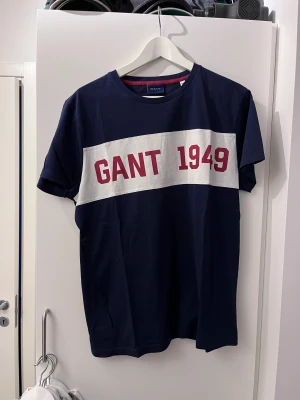 Gant t-shirt, medium - T-shirt från Gant. Mycket fint skick, knappt använd🌻 Storlek medium👕
