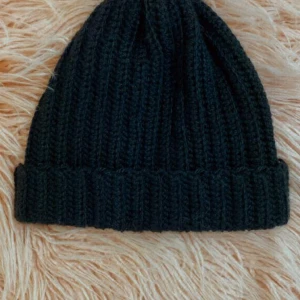 Svart mössa 👌🏻🙂 - En svart virkad mössa som jag har gjort. Den är väldigt liten skulle passa någon i 2-4 åldern. Den är 43cm lång och inte stretchig 